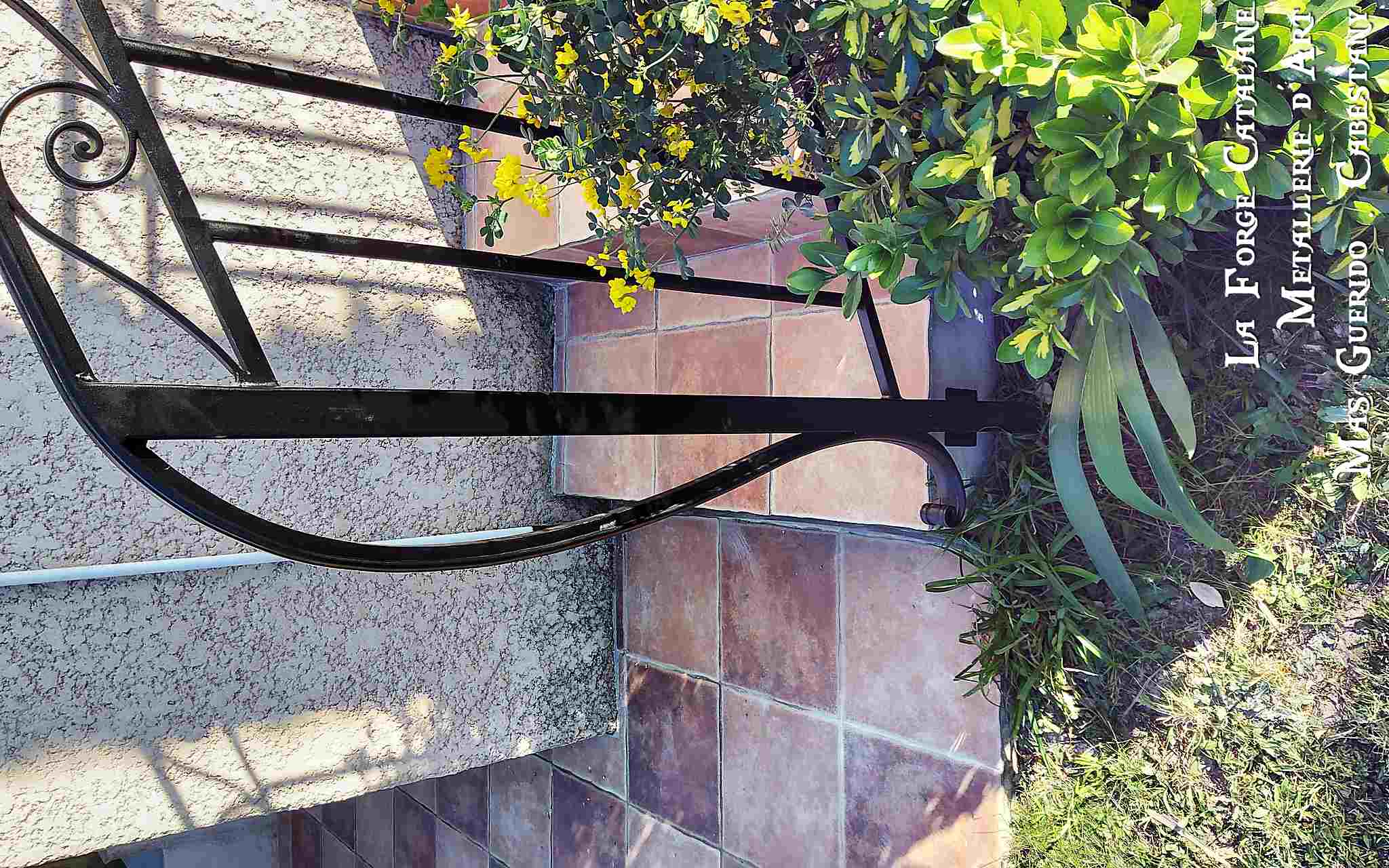 poteau de depart avec main courante moulure formant une volute  forge catalane.jpg